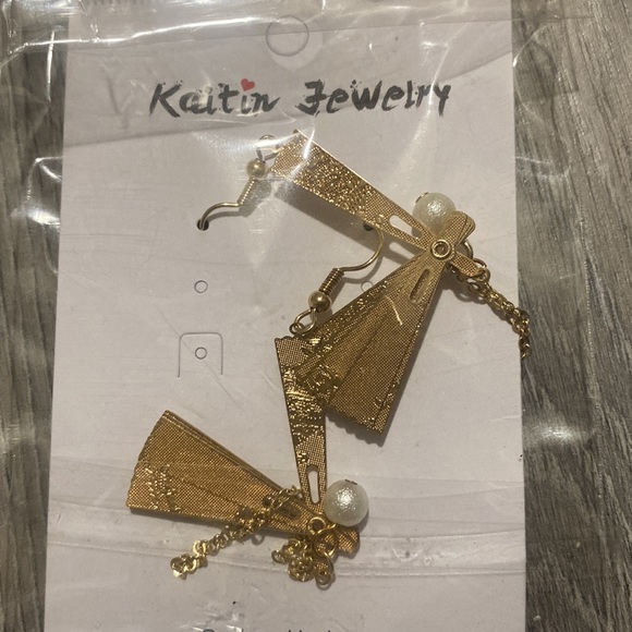 new sealed gold fan earrings. New in packaging. - Picture 4 of 4